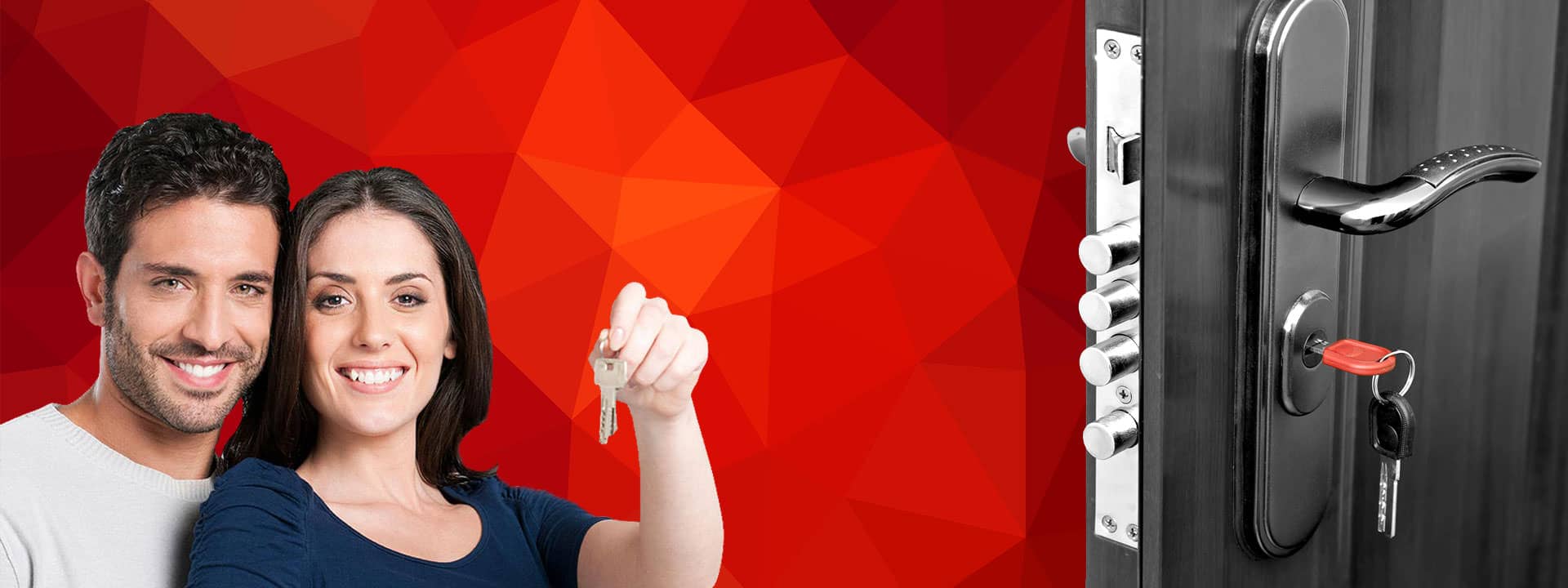 Pareja con llaves y puerta de seguridad. Cerrajeros Mojácar ofrecemos servicios rápidos y eficaces de apertura de puertas y cambio de cerraduras.