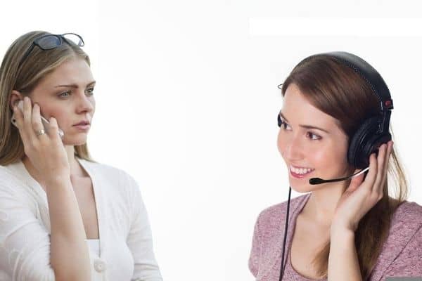 Dos mujeres hablando por teléfono. Cerrajero Mojácar ofrecemos asesoramiento gratuito seguridad casas empresas