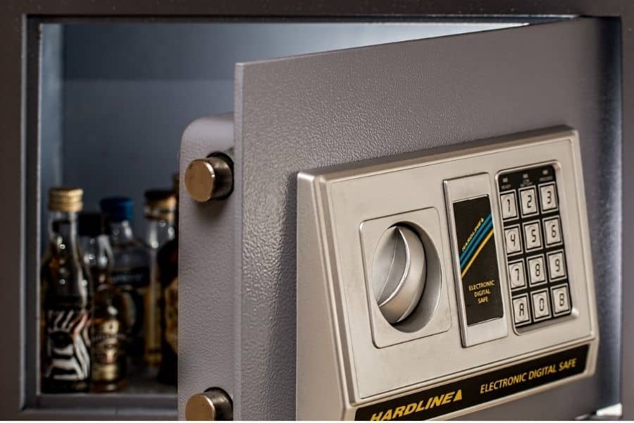 Caja fuerte abierta. Somos expertos en abrir cajas fuertes cerrajeros Mojacar