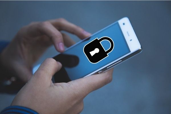 Móvil con candado con el que se puede abrir una puerta con una instalación de cerraduras invisibles al mejor precio en cerrajero Mojacar