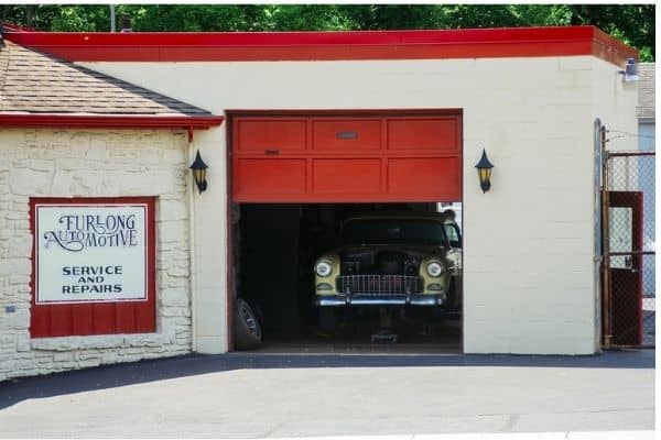 Puerta de garaje roja. Instalación de puertas de garaje en cerrajero Mojacar